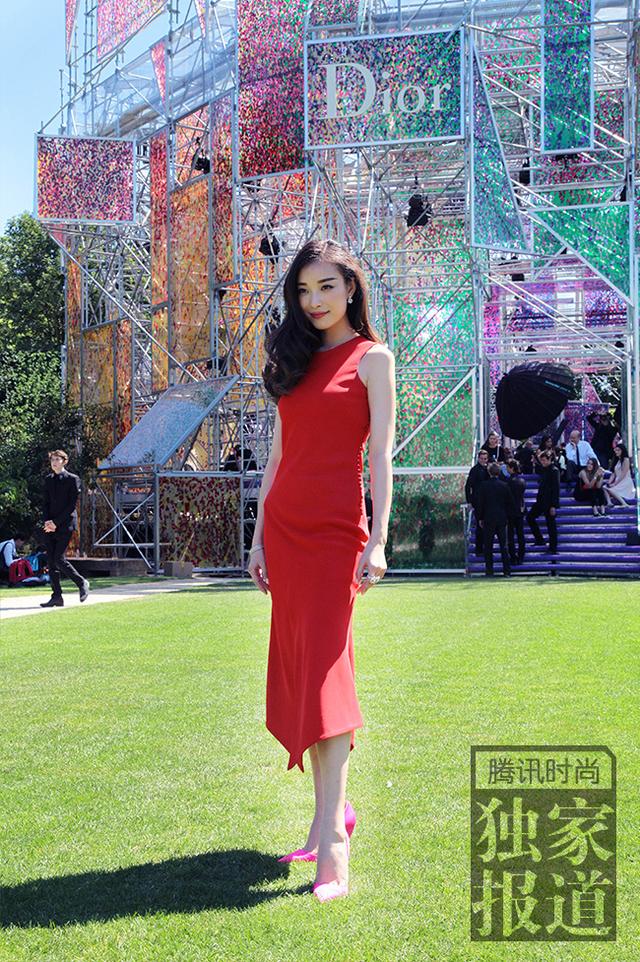 倪妮观秀记 在万花筒的世界感受红色魅力