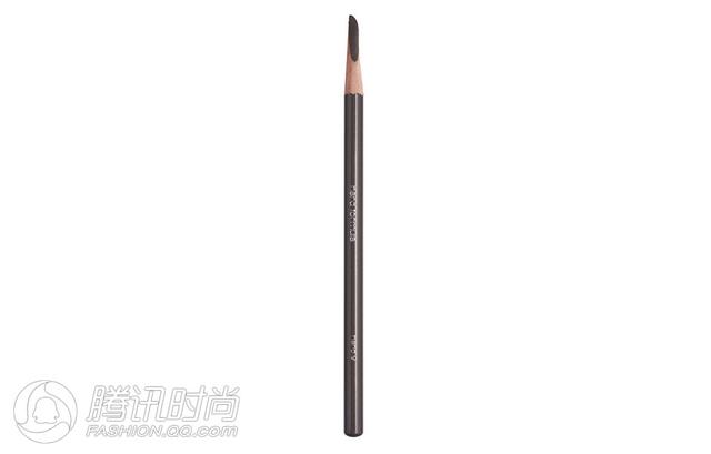 超模二代T台首秀,玩转冷峻风的竟是十几岁小少