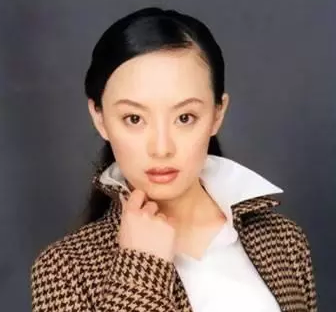 陈乔恩正式迈入微胖界后身材不够发型来凑？据说整个娱乐圈的斜刘海都是按照这条“神秘线”分缝的！