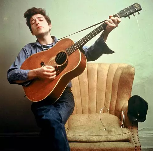 你是否也有这样一件牛仔,记录了那些年经历过的破事儿?