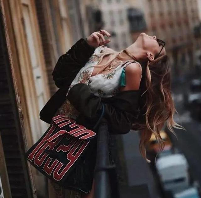 关晓彤蒋欣背的这款塑料包我竟然觉得迷之好看