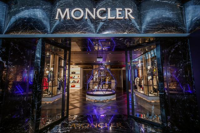 盟可睐moncler于新加坡滨海湾金沙旗舰店庆祝2moncler1952valextra