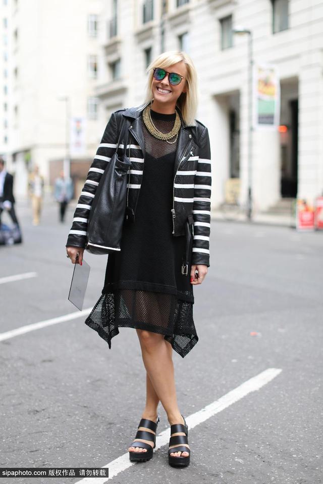 男装周街拍:男人白长裙与女人高叉裙谁更美