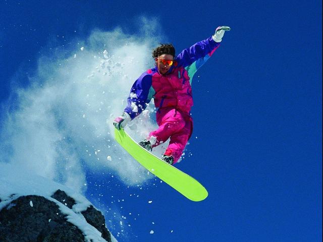 滑雪场秀时尚 色彩滑雪服推荐