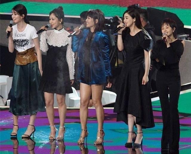 刘涛暴露“游泳圈” <wbr>原来女明星也有这样的身材缺陷 刘涛暴露“游泳圈” 原来女明星也有这样的身材缺陷