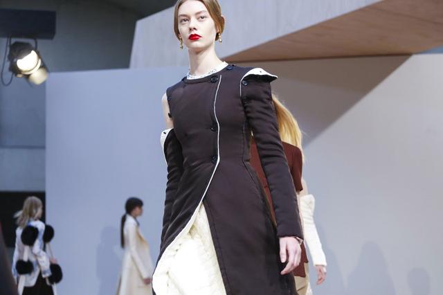 Celine 穿白球鞋的现代派女诗人