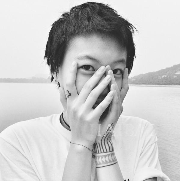 窦靖童"被出柜"恋上ab服装设计师?