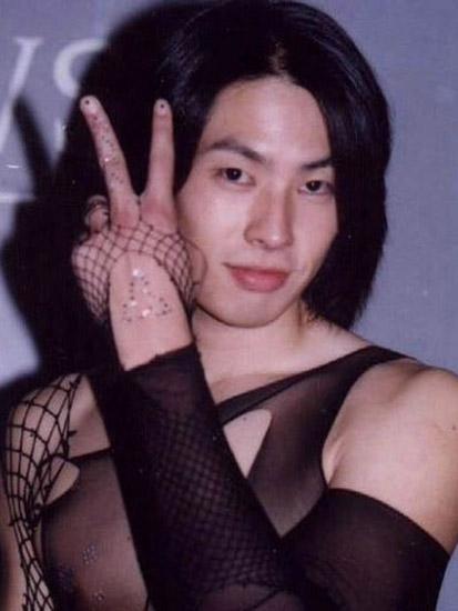 朴海镇首登内地杂志 中分卷发释放暖男魅力-广西新闻网