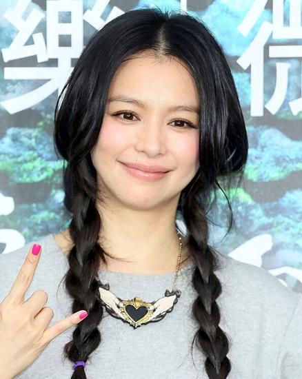 刘晓庆梳麻花辫似少女 减龄神器麻花辫