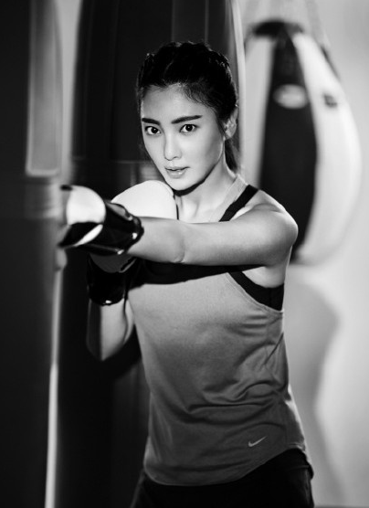 姚晨带娃健身两不误,原来女生练拳击这么迷人