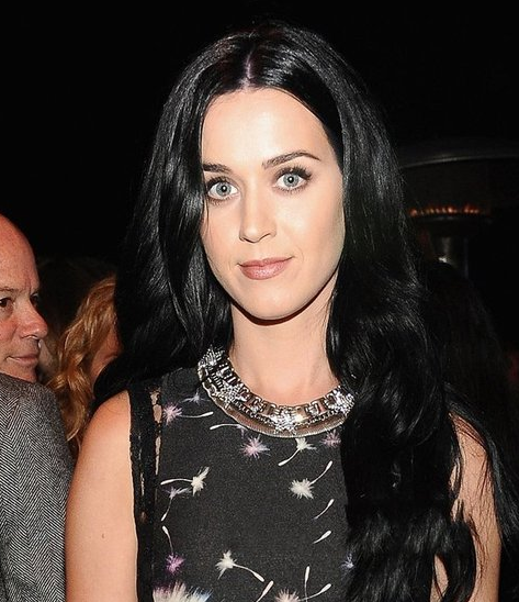 羽扇睫毛裸粉唇 女星示范最受宠的春夏妆_时尚