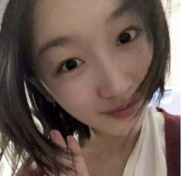 我化妆怎么了？素颜也比你美呀（微笑）