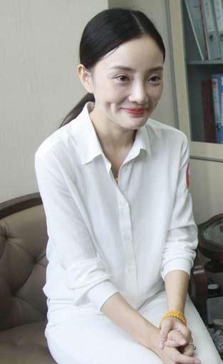 李小璐素颜献爱心 皮肤光洁如少女