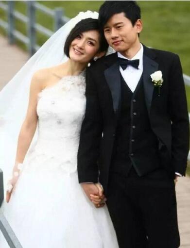 谢娜结婚的婚纱图片_张杰谢娜婚礼现场白色水晶婚纱秀幸福