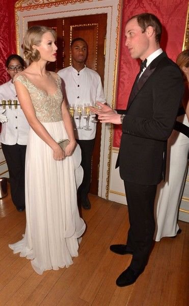 Taylor Swift穿透视裙与威廉王子共度良宵