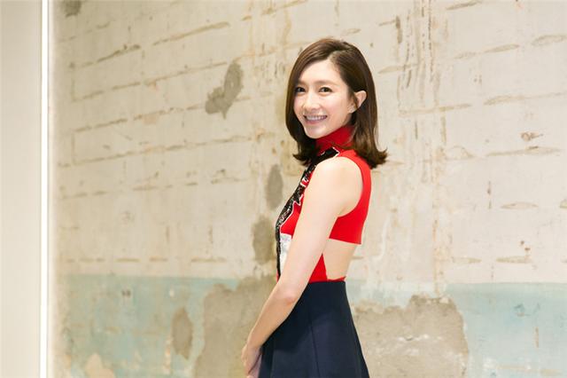 江疏影时装周实力秀英文 玩转三色邂逅热情米