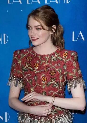 石头姐拿奥斯卡奖时涂的口红美爆了