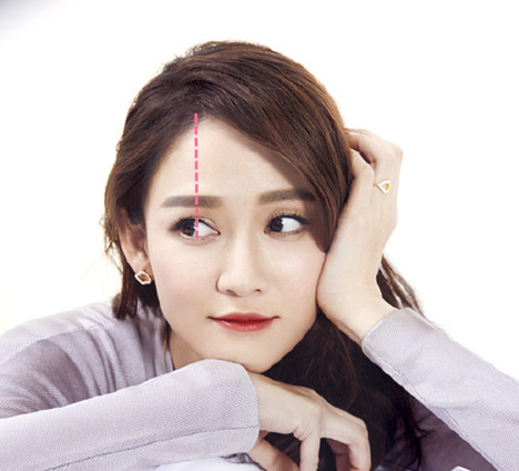 陈乔恩正式迈入微胖界后身材不够发型来凑？据说整个娱乐圈的斜刘海都是按照这条“神秘线”分缝的！