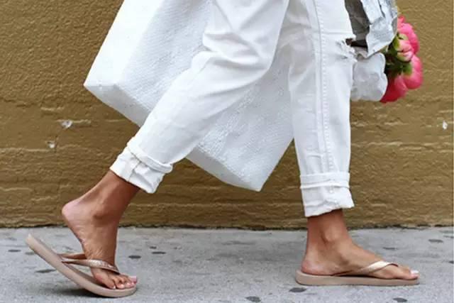 一言不合就磨脚 穿拖鞋的160们凭啥理直气壮?