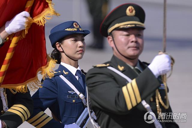 女仪仗兵首亮相 军装战靴堪称中国最美