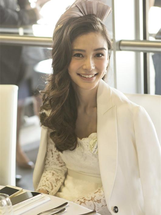 <em>Angelababy穿</em>蕾丝白裙 尽显优雅高贵范儿_时尚