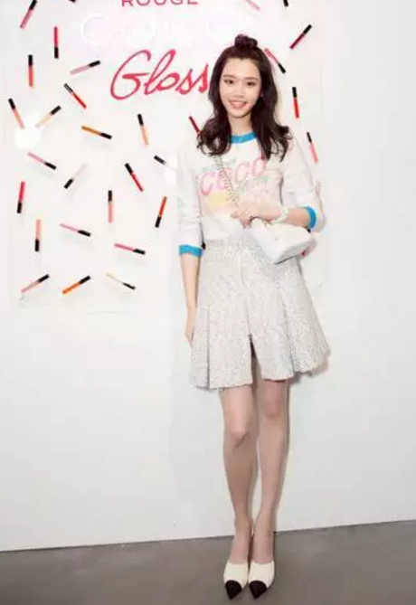 张碧晨敢和奚梦瑶比腿,佩服!但她腿上这些疤是什么鬼…