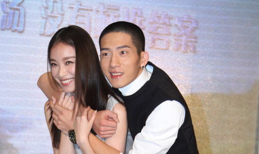 井柏然倪妮吻别秀恩爱?笑成这样还没唇纹的倪妮 !果然都爱软萌的性感嘴唇_时尚_腾讯网