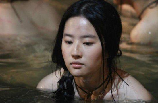 惊呆众人！刘亦菲竟是其家族中最丑的一个