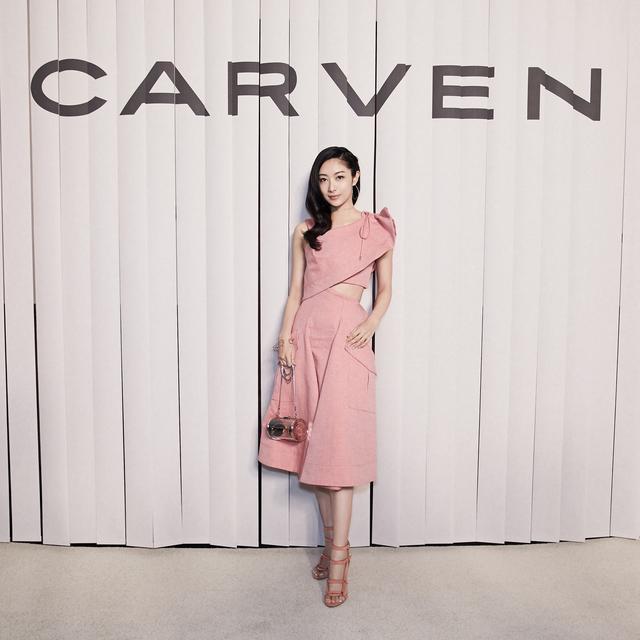 钟祺受邀参加Carven 2018秋冬巴黎时装秀 粉色连衣裙穿出少女感