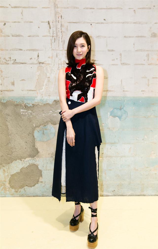 江疏影时装周实力秀英文 玩转三色邂逅热情米