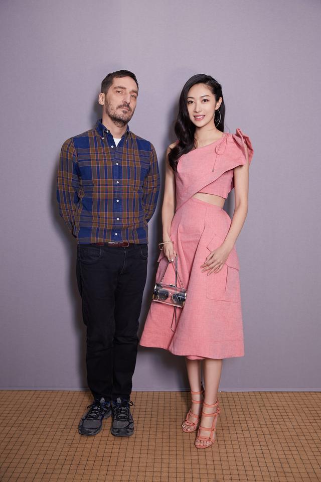 钟祺受邀参加Carven 2018秋冬巴黎时装秀 粉色连衣裙穿出少女感