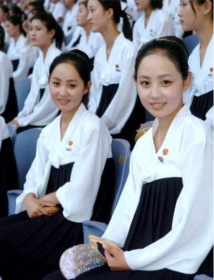 朝鲜空姐首降济南大不同 制服变短变紧了！