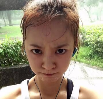 我化妆怎么了？素颜也比你美呀（微笑）