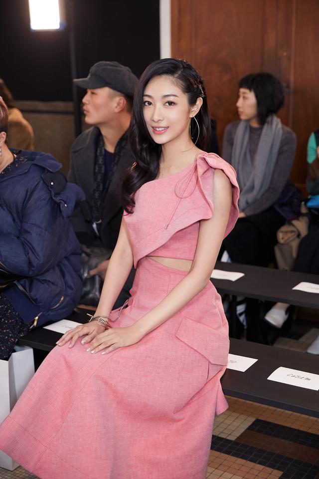 钟祺受邀参加Carven 2018秋冬巴黎时装秀 粉色连衣裙穿出少女感