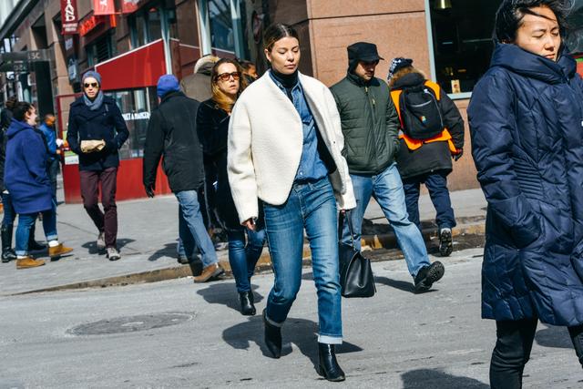 时装周街头 巴黎女人都缺不了牛仔