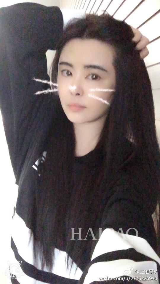 青春真的有一张不老的脸!王祖贤五十岁生日晒