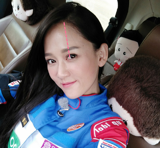 陈乔恩正式迈入微胖界后身材不够发型来凑？据说整个娱乐圈的斜刘海都是按照这条“神秘线”分缝的！