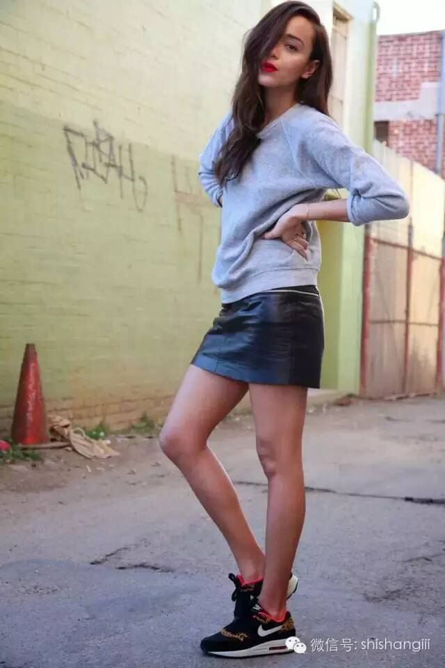 裙子+运动鞋,今年春天最潮搭配!