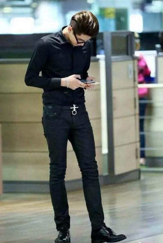 吴亦凡霉霉腿长就是任性?咱腿不长照样任性