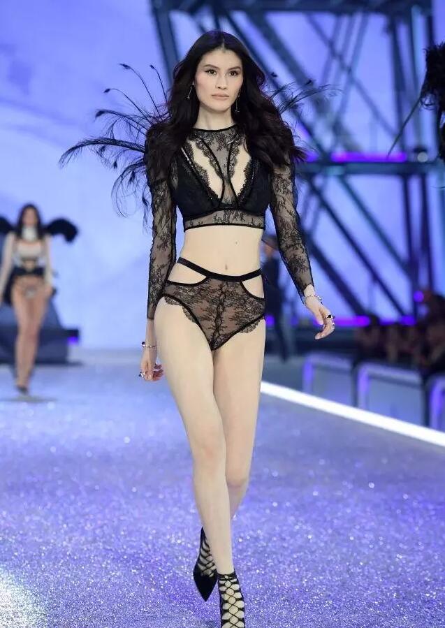 VS滴中国"亲闺女" 何穗两对翅膀美到飞起