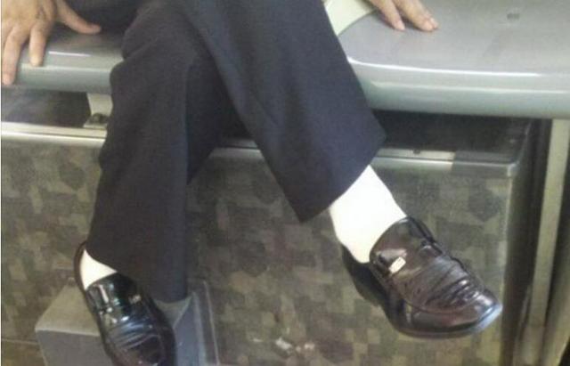 凡人观时尚:裤管越来越短如何搭袜子越来越重要_时尚_腾讯网