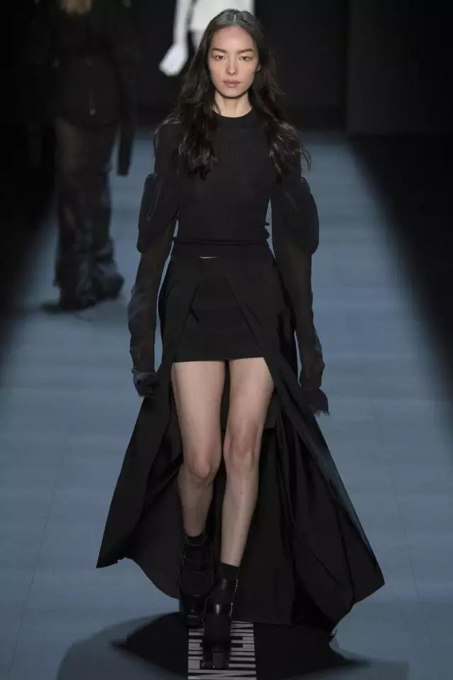 她的包包不比刘雯少，名气不比秦舒培小，但低调幸福，永不撕人，就喜欢这样的中国超模！