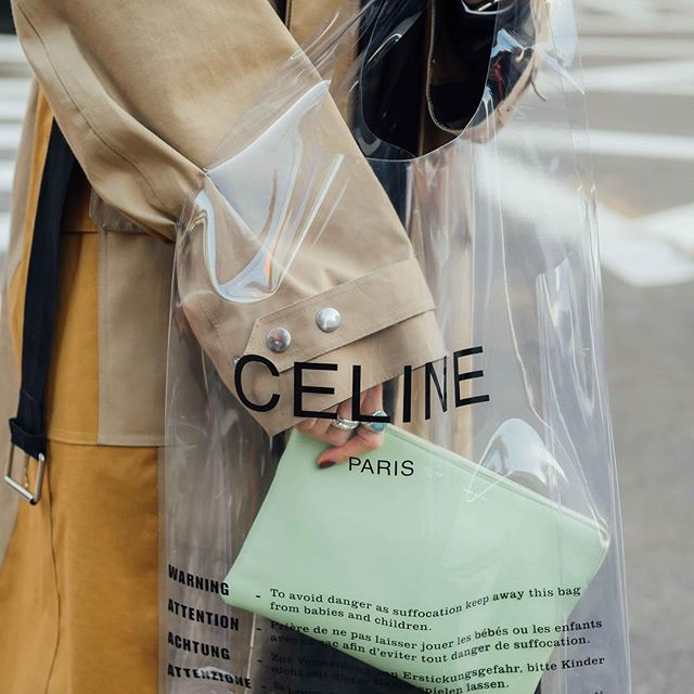 拎着超市塑料袋出门是一种新时髦:透明手袋