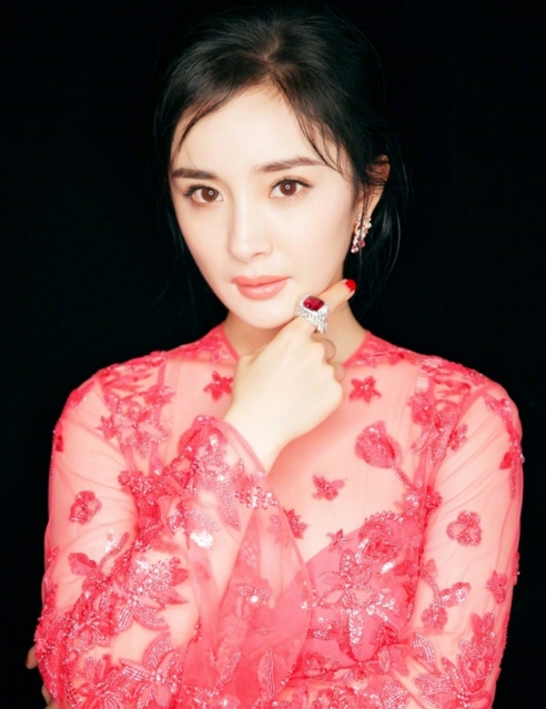 上影节红毯终于等到大幂幂，这个低丸子扎得有点高级啊！