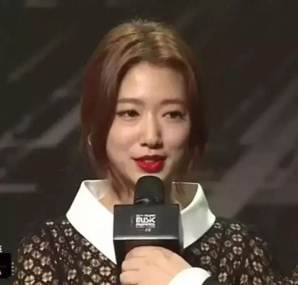 郑爽胖了,朴信惠却瘦成了泡菜版的她