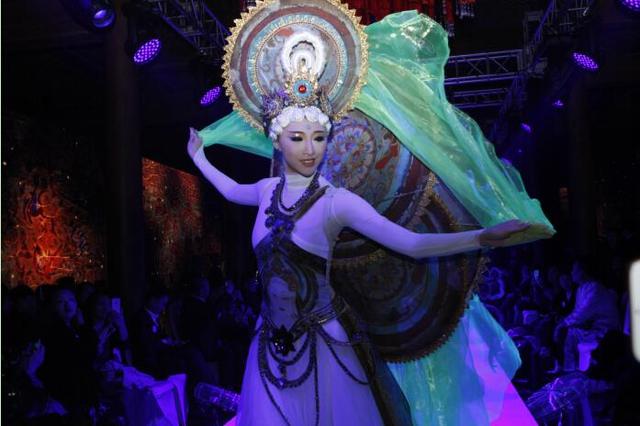 一场彩妆与舞台艺术的浪漫邂逅 ZFC+首秀惊艳