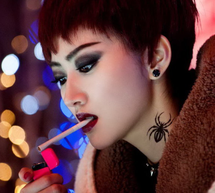 景甜新片叛逆变身 短发哥特乌唇妆_时尚_腾讯网