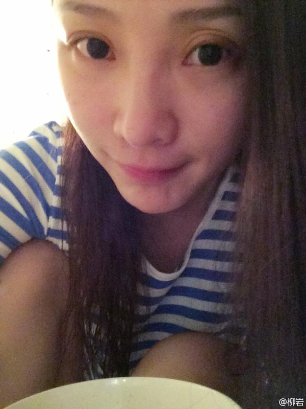 柳岩凌晨晒素颜 双眼皮惊变三眼皮