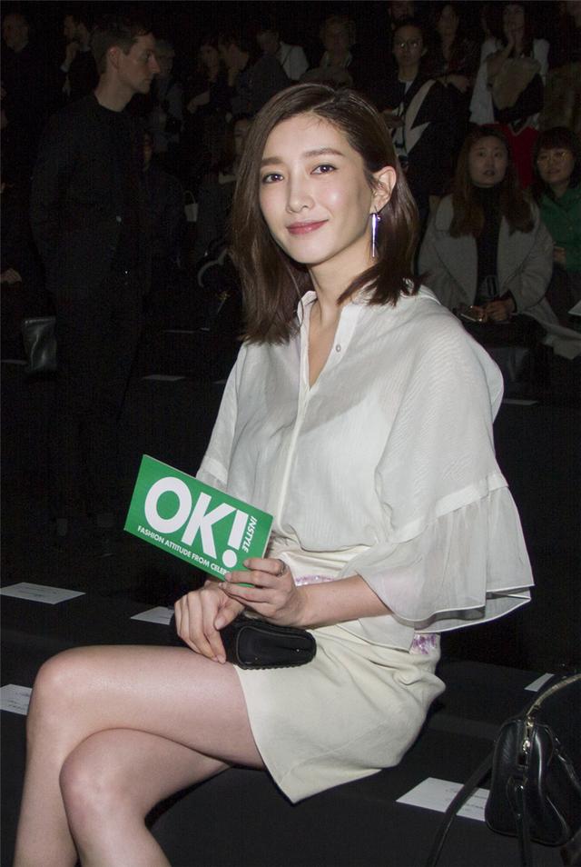 江疏影时装周实力秀英文 玩转三色邂逅热情米