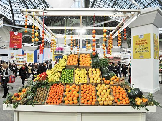 香奈儿超市走秀 超模放开那款高热量零食